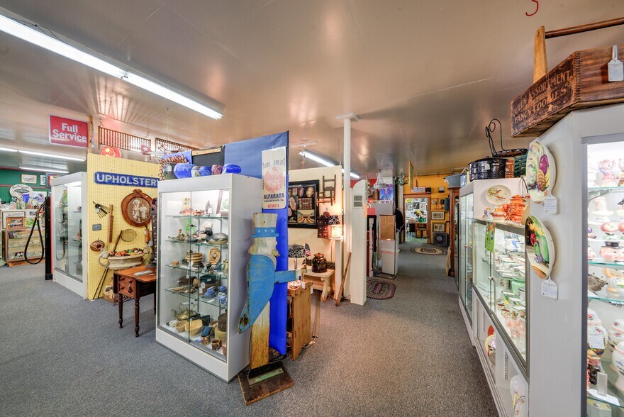 More Photos Of 890 Lake Ave, Woodstock General Retail For Sale