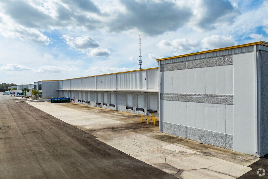 More Photos Of 6708 Harney Rd, Tampa Distribution For Lease
