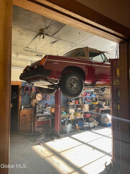 More Photos Of 152 Speigletown Rd, Troy Auto Repair For Sale