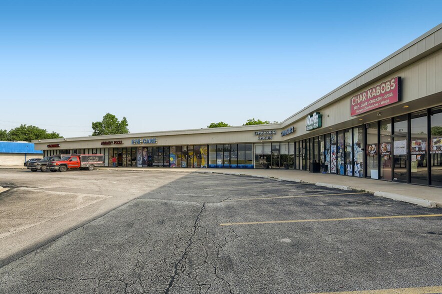 More Photos Of 805-845 N Roselle Rd, Schaumburg Unknown For Lease