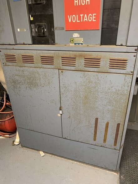 More Photos Of 888 Norfolk Sq, Norfolk Light Manufacturing For Lease
