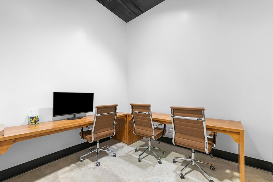 More Photos Of 9312 E US Highway 24, Independence Warehouse For Lease