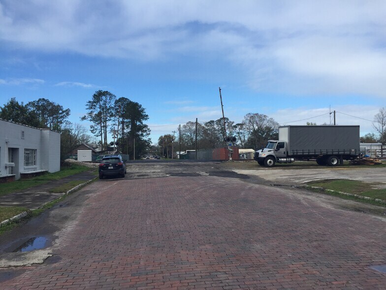 More Photos Of 238 E Washington St, Starke Distribution For Sale