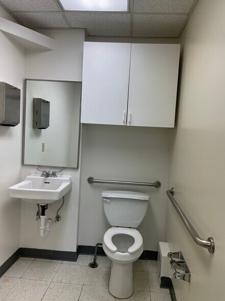 More Photos Of 19605 E 40 Hwy, Independence Warehouse For Sale