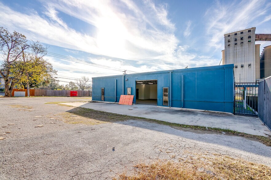 More Photos Of 3641 Alice St, Fort Worth Warehouse For Lease