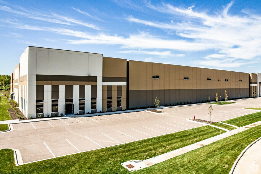 More Photos Of 14301 NE 41st St, Kansas City Warehouse For Lease