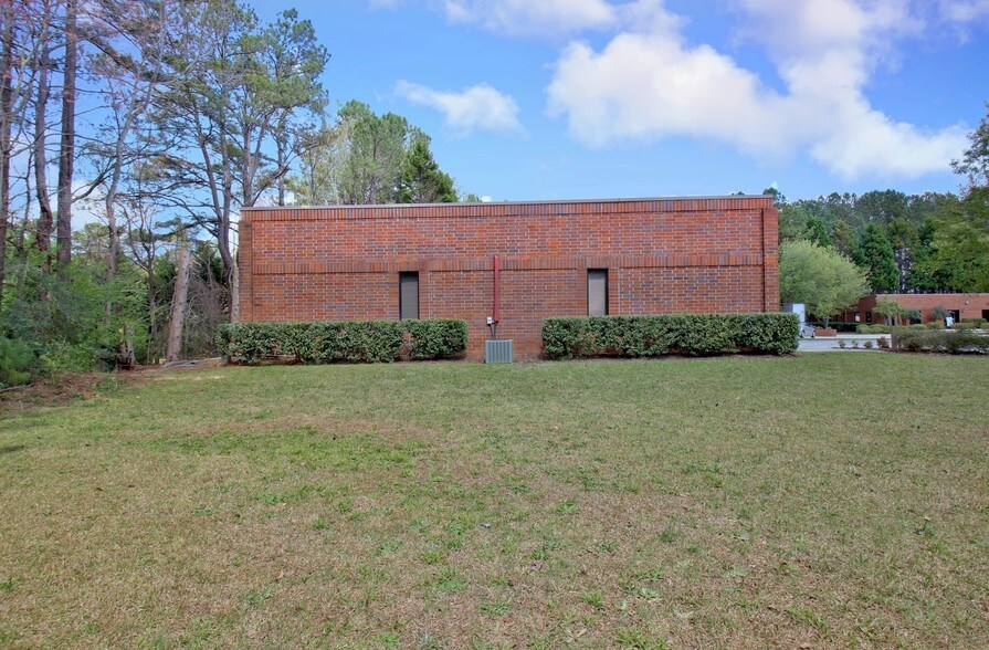 More Photos Of 120 Commerce Cir, Fayetteville Office For Lease