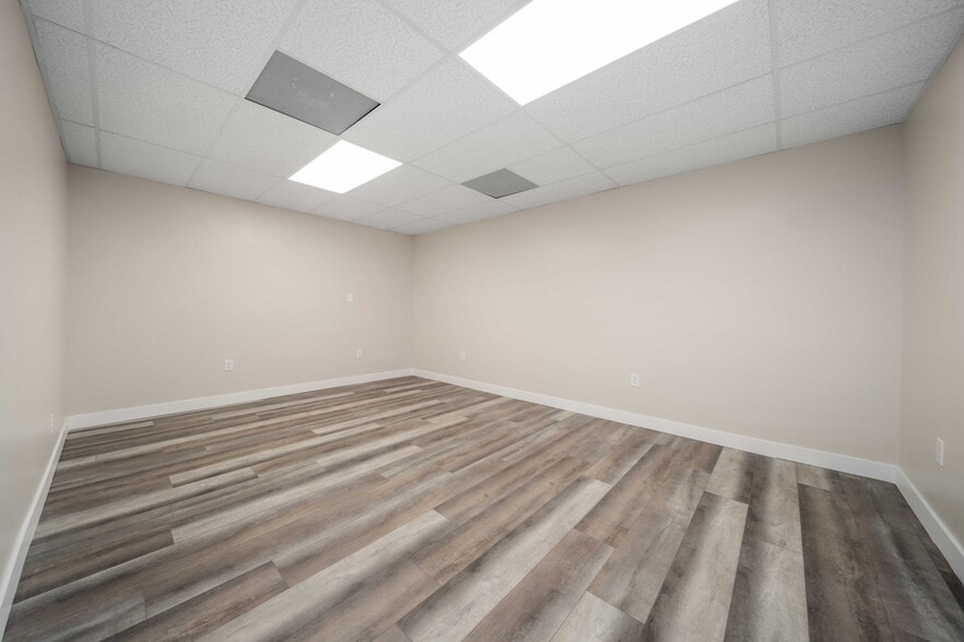 More Photos Of 465 E Palmdale Blvd, Palmdale Loft Creative Space For Lease