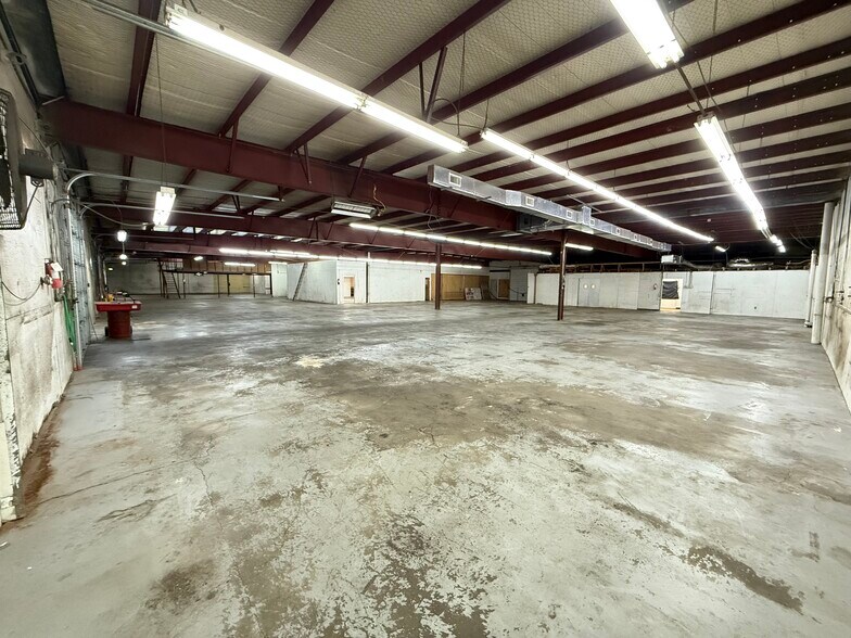 More Photos Of 11104 N Lamar Blvd, Austin Showroom For Lease