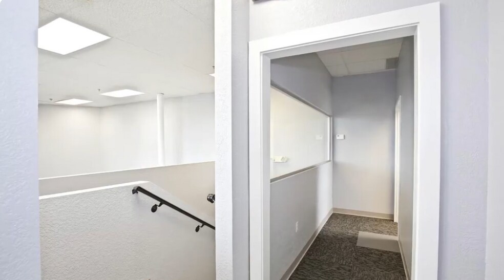 More Photos Of 6881 Kingspointe Pky, Orlando Flex For Lease