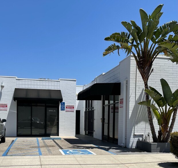 More Photos Of 4901 Dumetz Rd, Woodland Hills Storefront For Lease