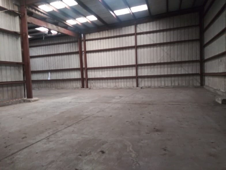 More Photos Of 5017 N Coolidge Dr, Tampa Warehouse For Sale