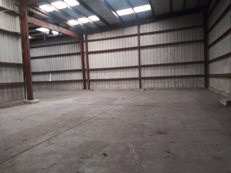 More Photos Of 5017 N Coolidge Dr, Tampa Warehouse For Lease