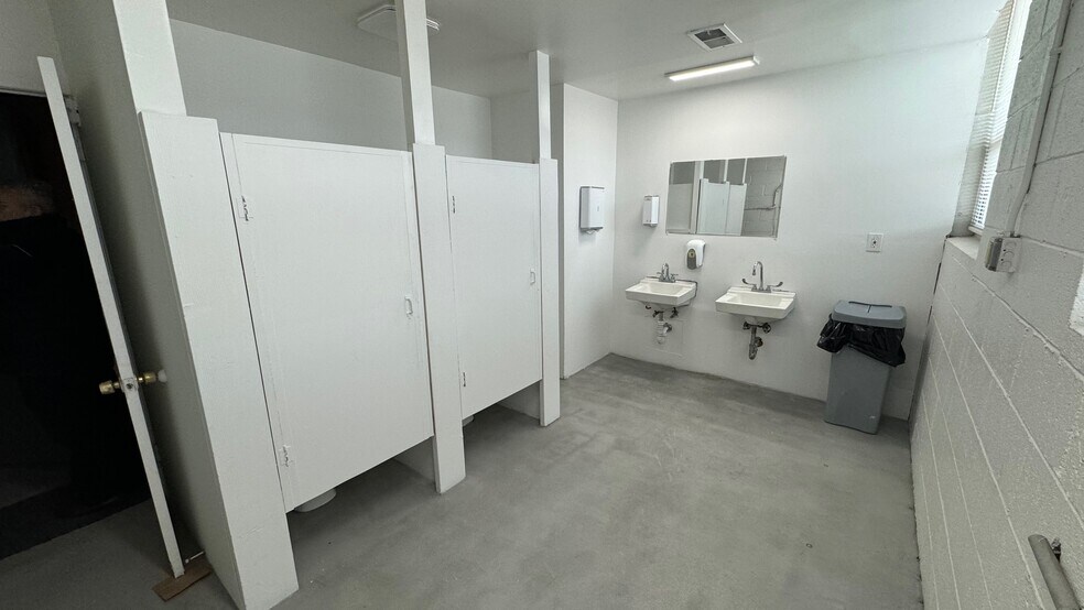 More Photos Of 236 Blackford Ave, Middlesex Warehouse For Lease