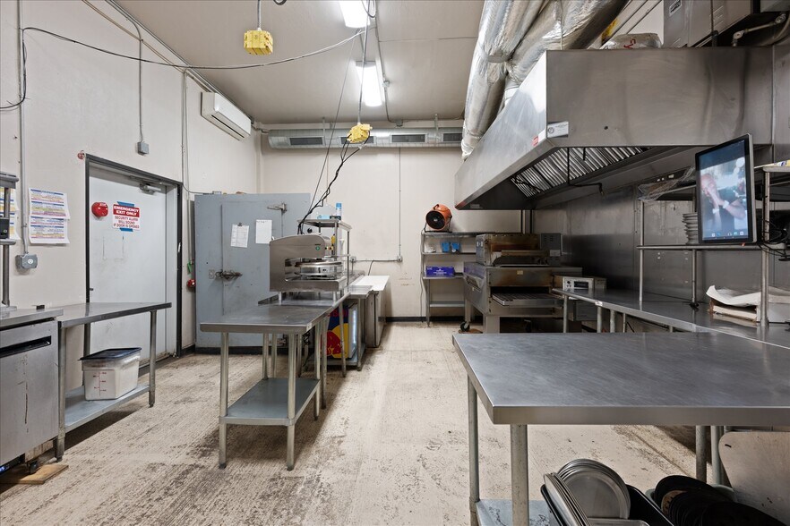 More Photos Of 629 W Main St, Yukon General Retail For Lease