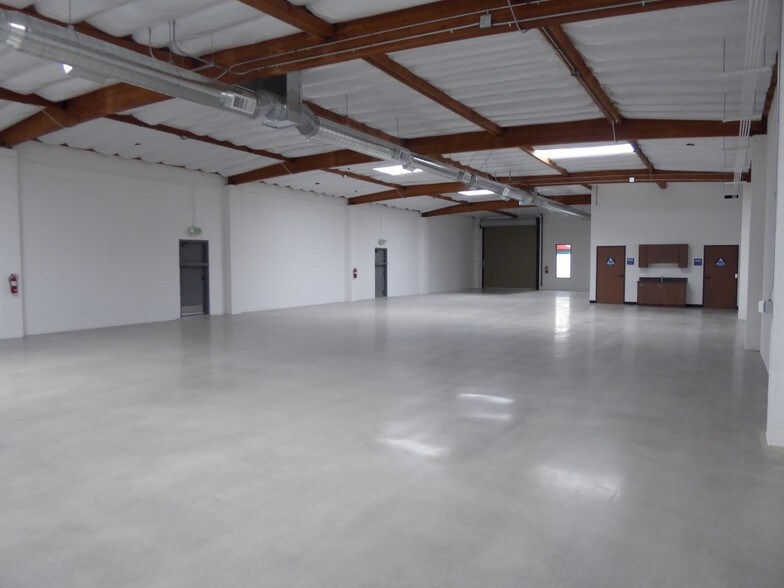 More Photos Of 632 Thompson Ave, Glendale Warehouse For Lease