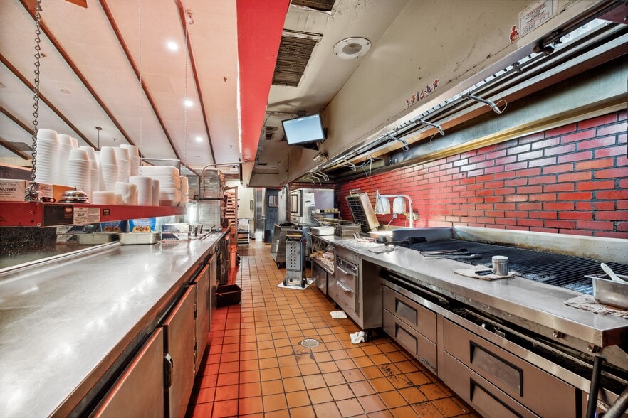 More Photos Of 8150 S Cicero Ave, Burbank Restaurant For Sale