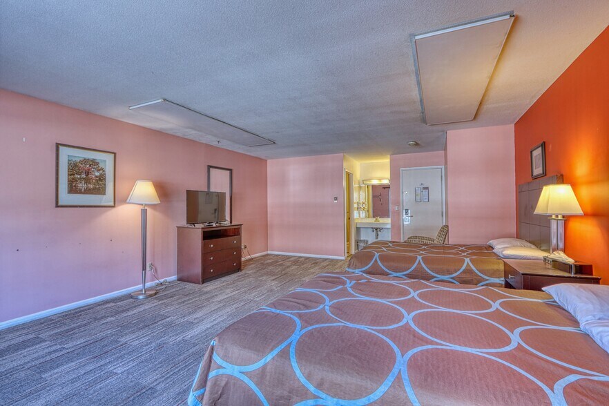 More Photos Of 726 S Highway 35, Saint Croix Falls Hotel For Sale