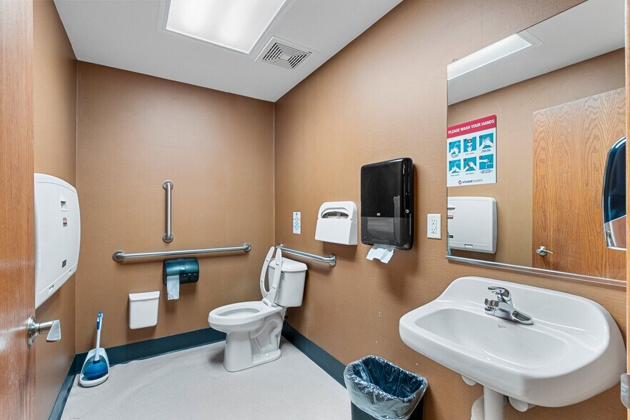 More Photos Of 445 S Adams St, Green Bay Office For Lease