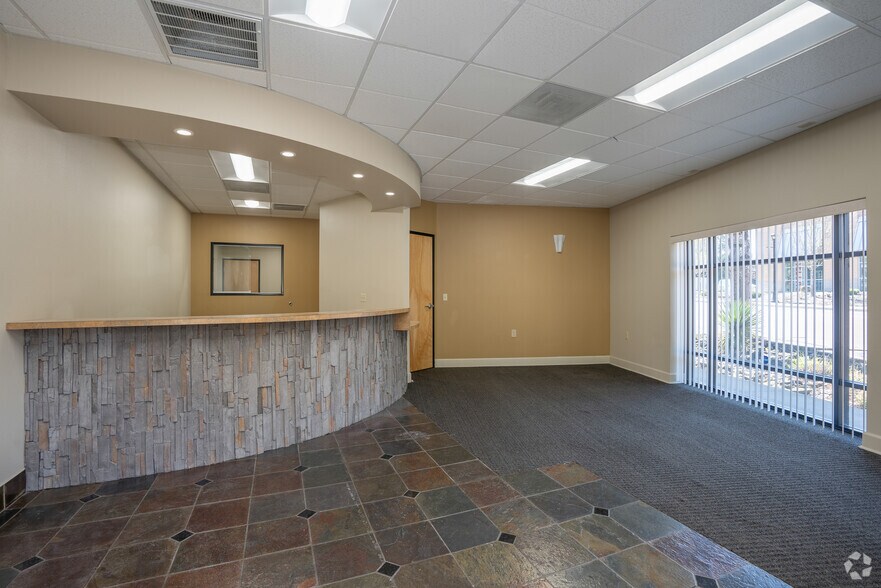 More Photos Of 17040 Pilkington Rd, Lake Oswego Office For Lease