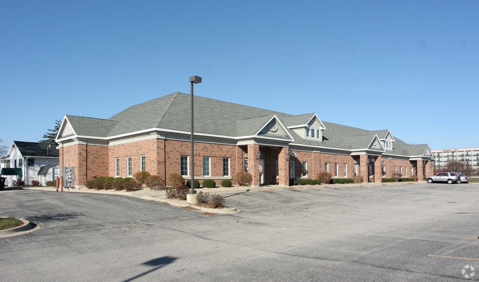 More Photos Of 5465 Grand Ave, Gurnee Office For Lease