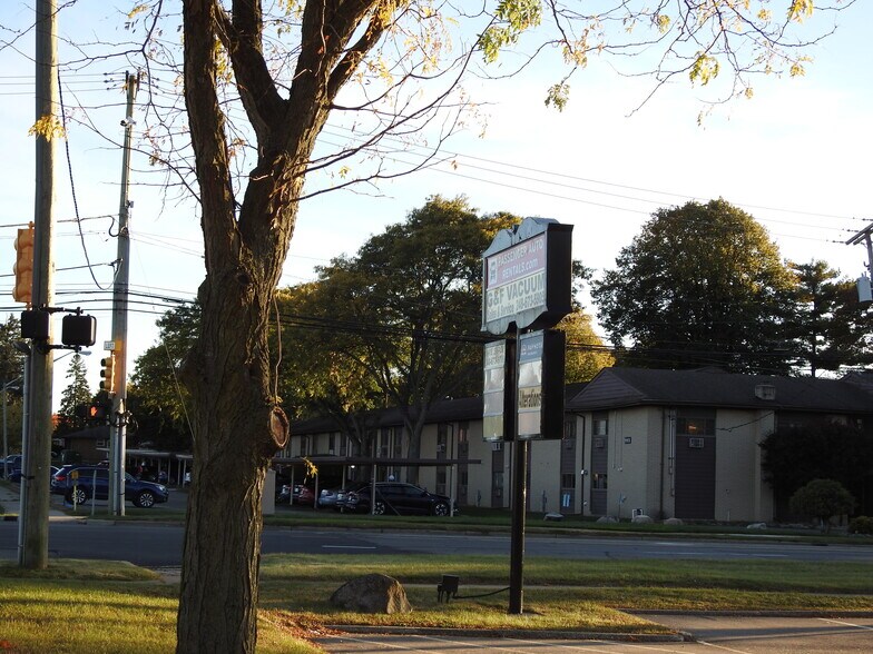 More Photos Of 3520-3560 Pontiac Lake Rd, Waterford Storefront For Lease