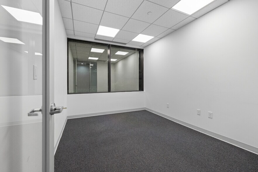 More Photos Of 17 S Briar Hollow Ln, Houston Office Residential For Lease