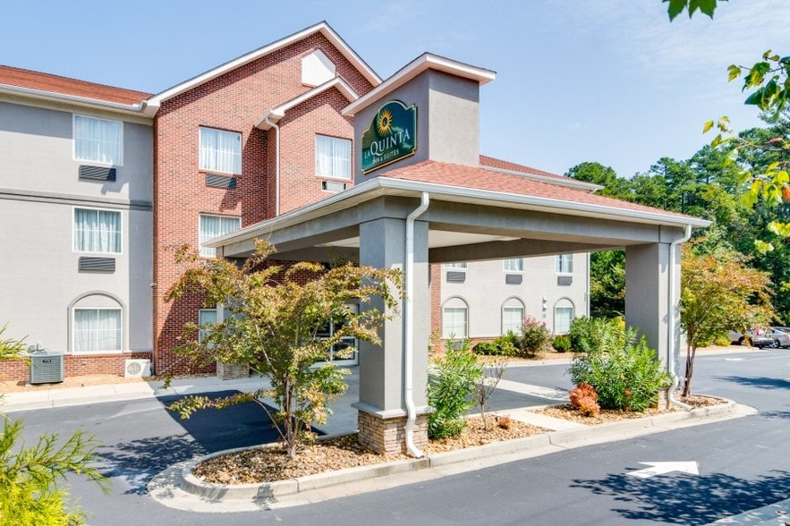 More Photos Of 15 Chateau Dr SE, Rome Hotel For Sale