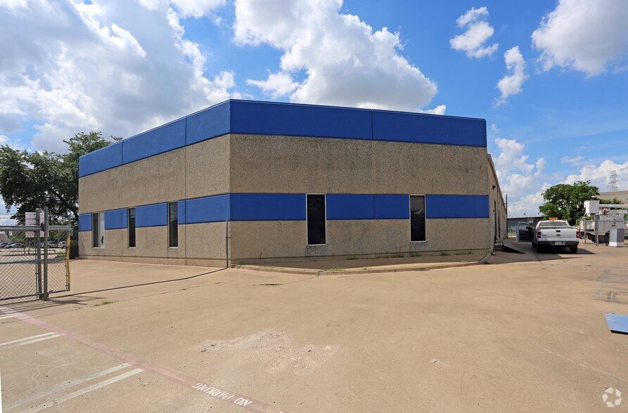 More Photos Of 11034 Shady Trl, Dallas Showroom For Lease