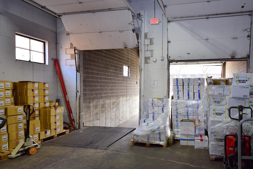 More Photos Of 1340 Louis Ave, Elk Grove Village Warehouse For Lease