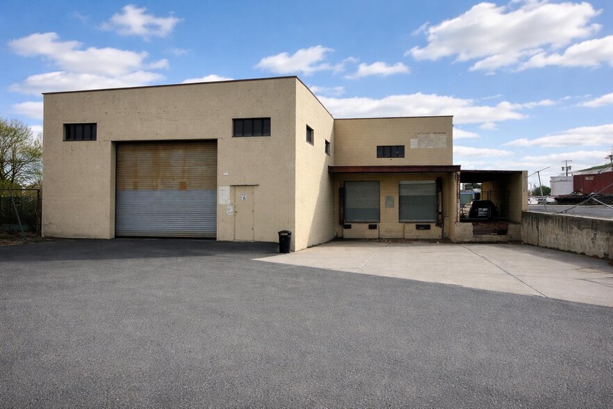 Primary Photo Of 2250 Urbanowitz Ave, Linden Industrial For Lease