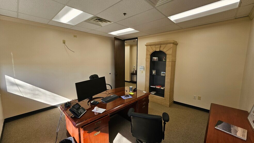 More Photos Of 211 E Parkwood Ave, Friendswood Office For Sale