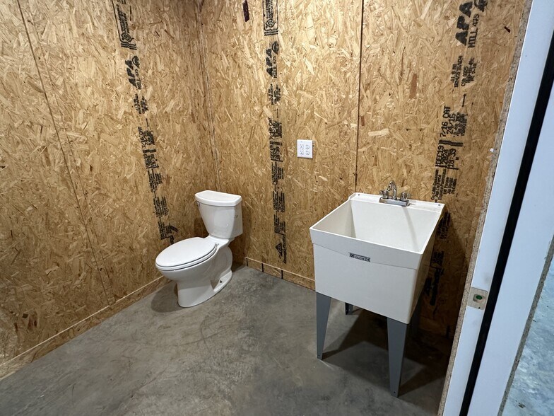 More Photos Of 5703 Steep Hill Rd, Fort Smith Warehouse For Lease