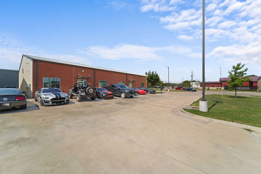 More Photos Of 414 Powerhouse St, McKinney Warehouse For Lease