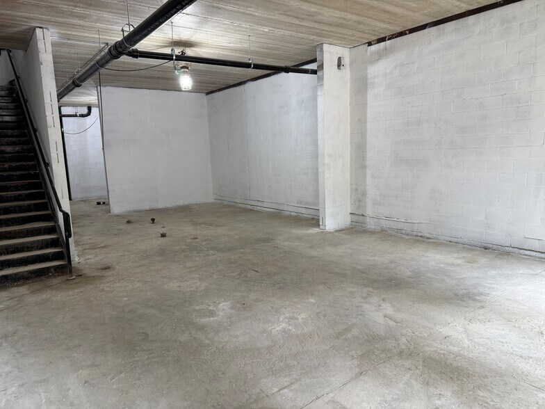 More Photos Of 1954 W Chicago Ave, Chicago Bar For Lease