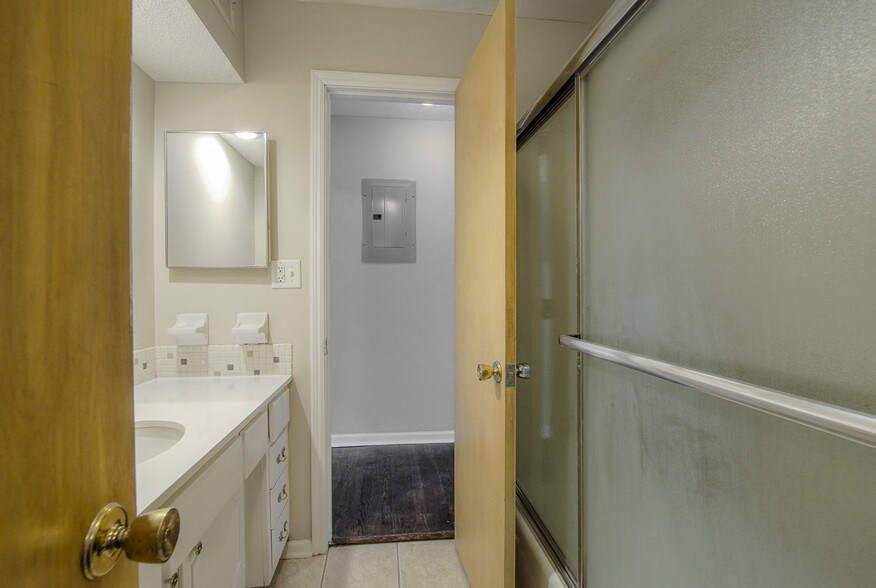 More Photos Of 7504 Wyoming St, Kansas City Apartments For Sale