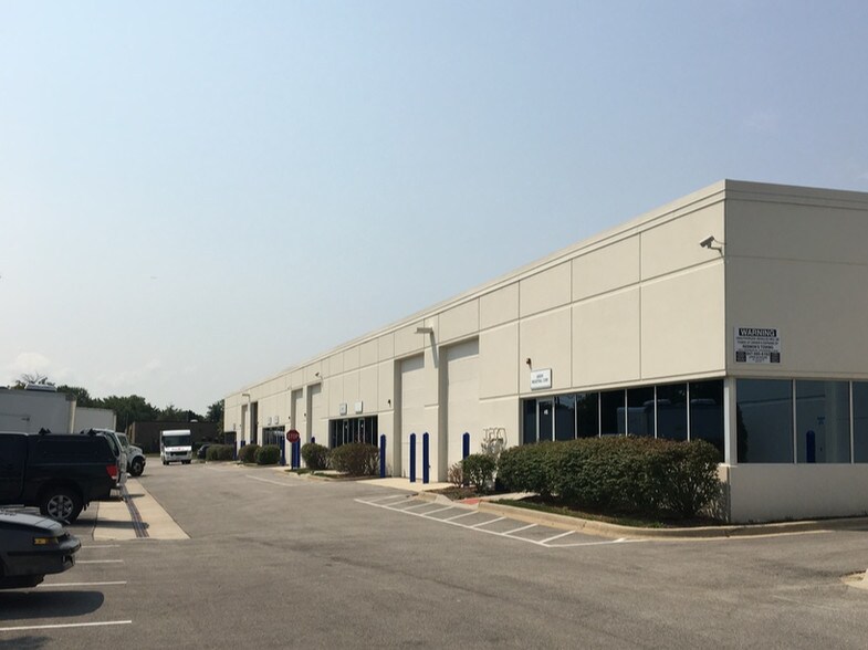More Photos Of 351-425 Country Club Dr, Bensenville Warehouse For Lease