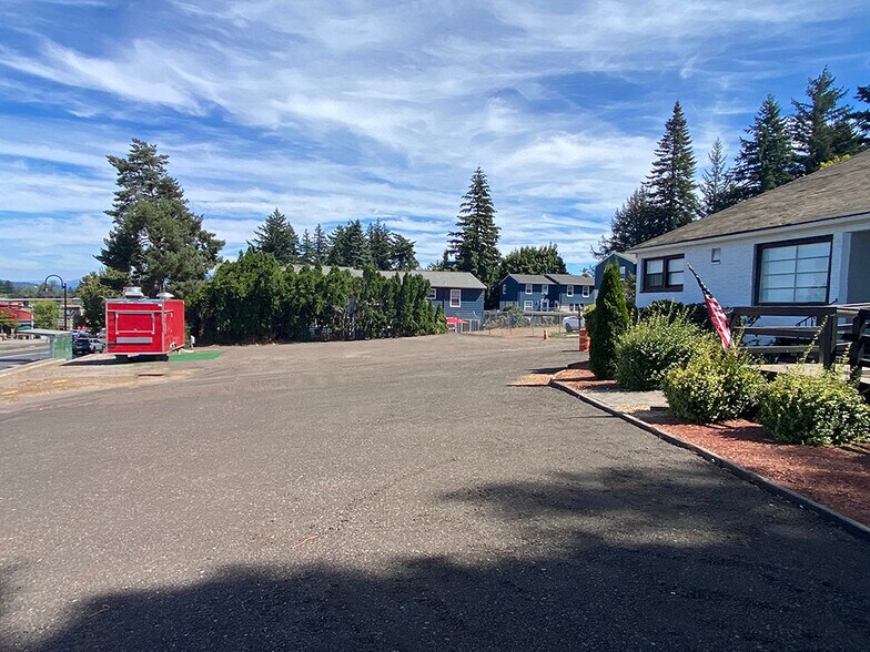 More Photos Of 968 NW Division St, Gresham Office For Lease