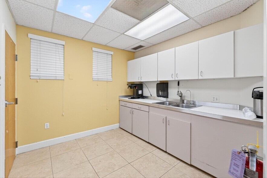 More Photos Of 220 N Westmonte Dr, Altamonte Springs Medical For Lease