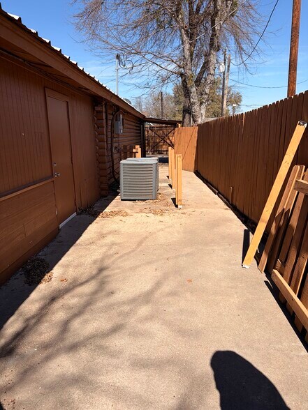 More Photos Of 515 W Bridge St, Granbury Freestanding For Lease