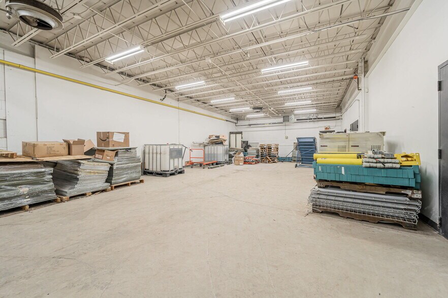 More Photos Of 8515 Av 9e, Montréal Light Manufacturing For Lease