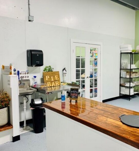 More Photos Of 230 N Congress, Lake Park Flex For Lease