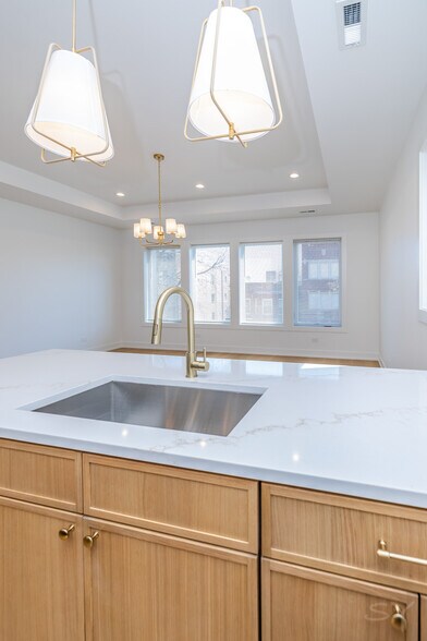 More Photos Of 6044 Eberhart ave, Chicago Apartments For Sale