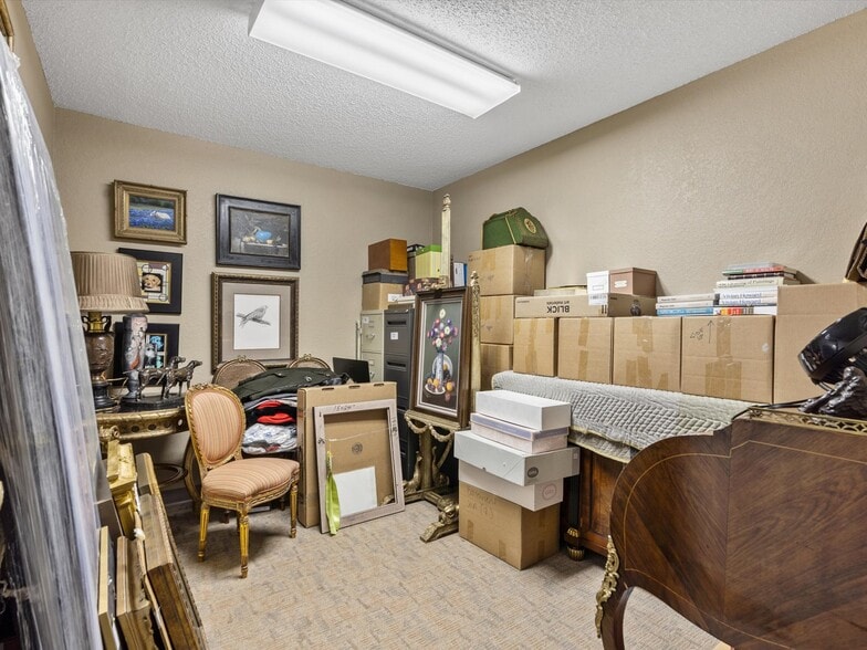 More Photos Of 102 S Main St, Cleburne Office For Sale