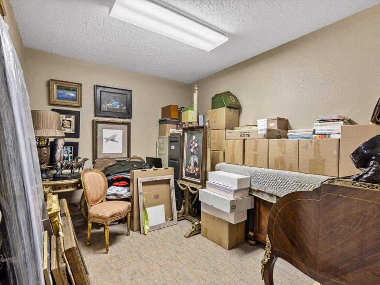 More Photos Of 104 S Main St, Cleburne Office For Sale