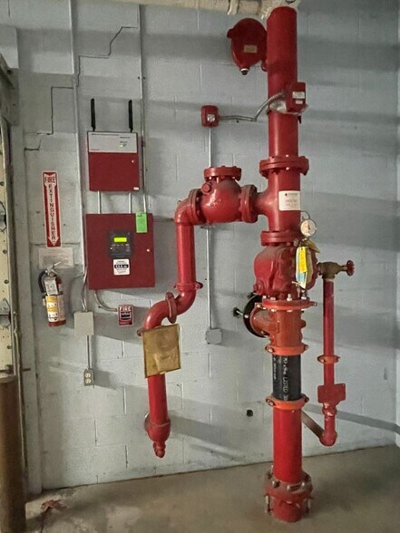 More Photos Of 2409 Sycamore Dr, Knoxville Showroom For Lease