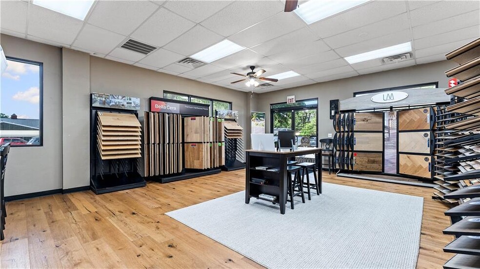 More Photos Of 201-229 Lee Town Rd, Pea Ridge Storefront For Sale