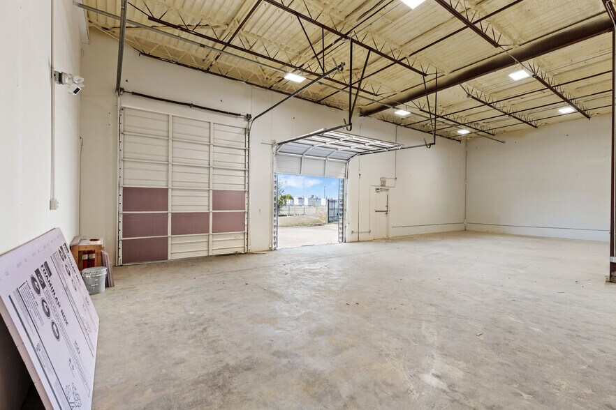 More Photos Of 10823 Sanden Dr, Dallas Flex For Lease