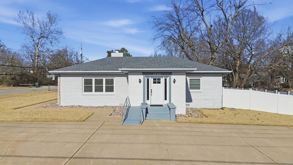 Primary Photo Of 1718 W Broadway St, Collinsville Office Residential For Sale