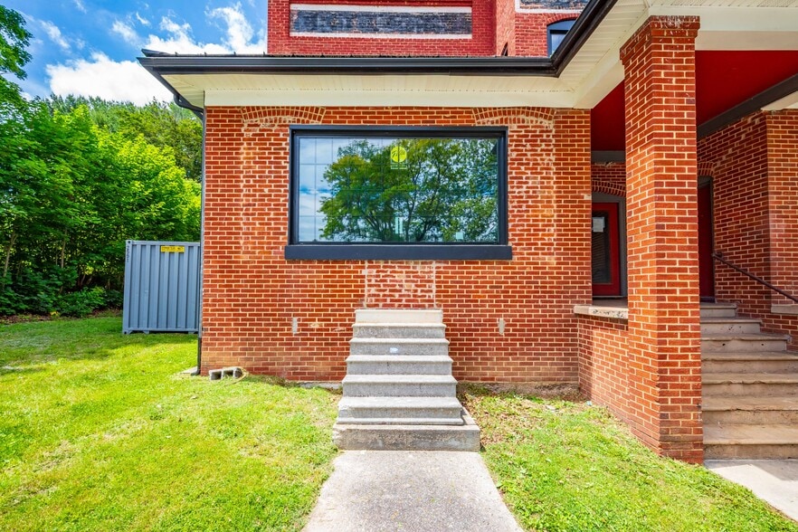 More Photos Of 1340 W Main St, Wytheville Loft Creative Space For Sale
